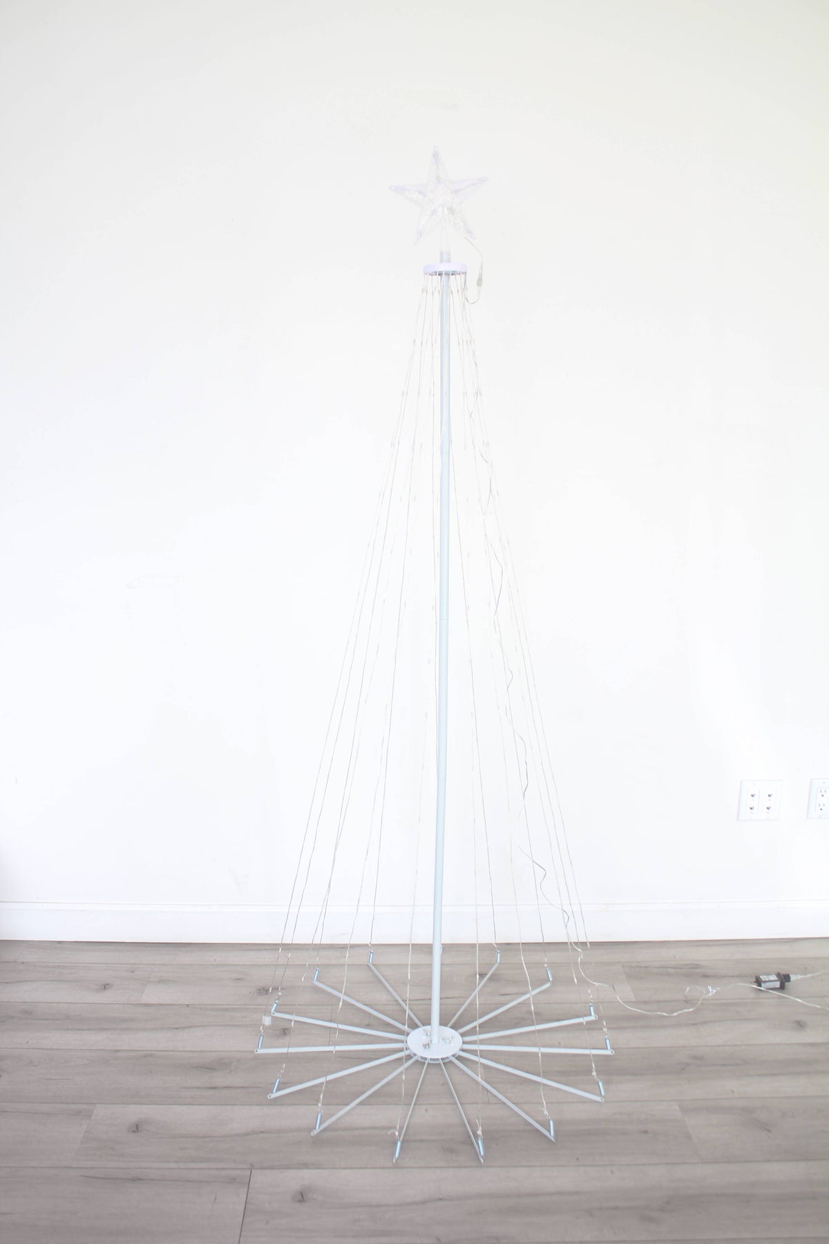 6ft Tree Light Outdoor w/ Star - Warm White