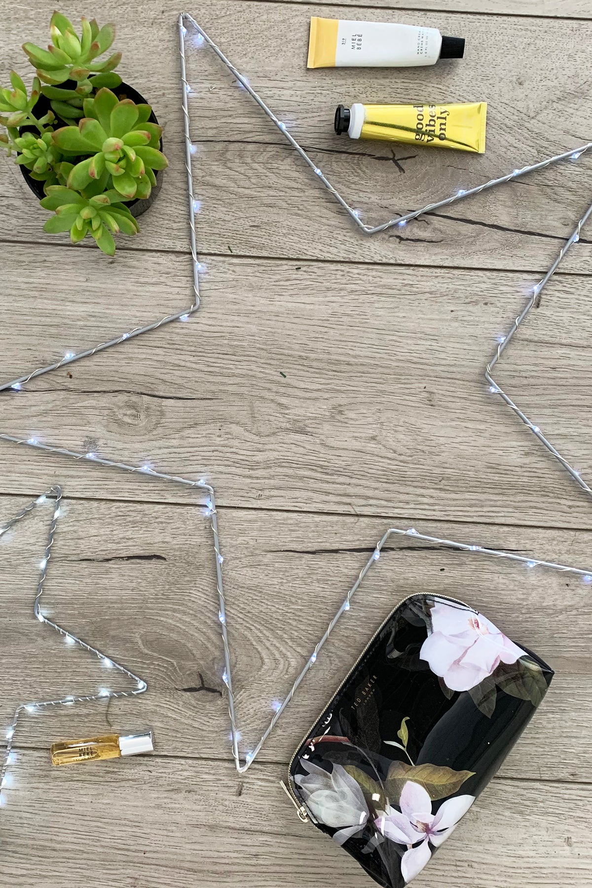 Holiday Home Decoration Lighted Star Frame - Battery Operated